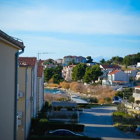 Sea Breeze 110m2 Family Near Sibenik Apartment
