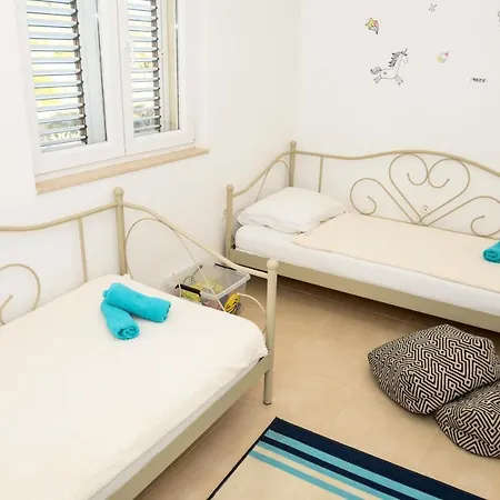 Sea Breeze 110m2 Family Near Sibenik *