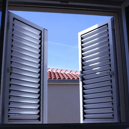 Sea Breeze 110m2 Family Near Sibenik Apartment