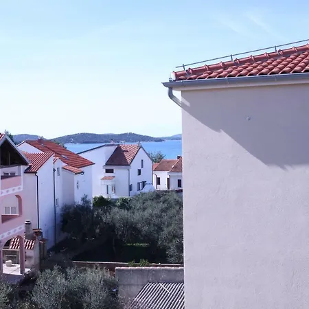 Sea Breeze 110m2 Family Near Sibenik Apartment